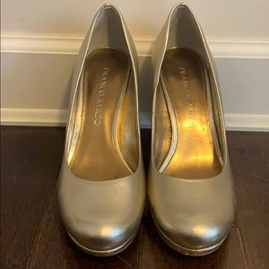 Size 7.5, gold, 3in pumps